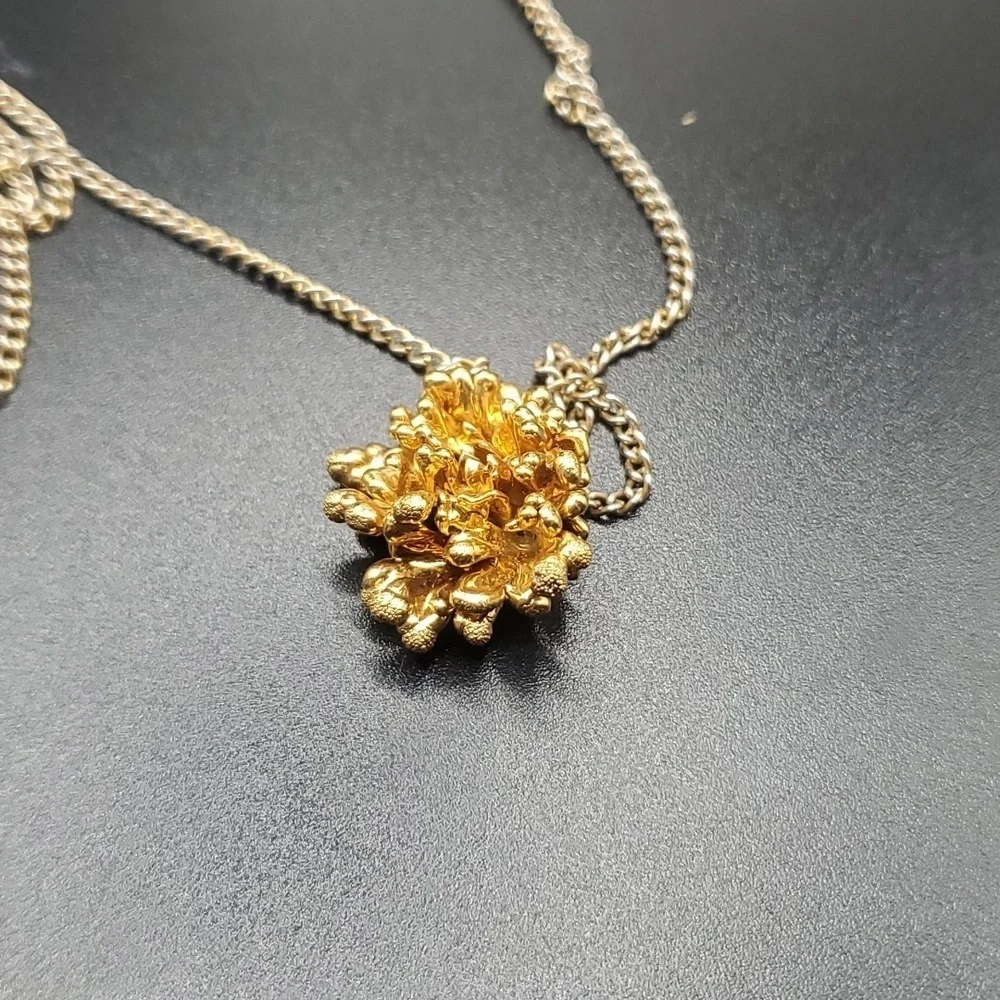 N2813 18kt hydrangea pendant flower‎ chain is (gold tone)